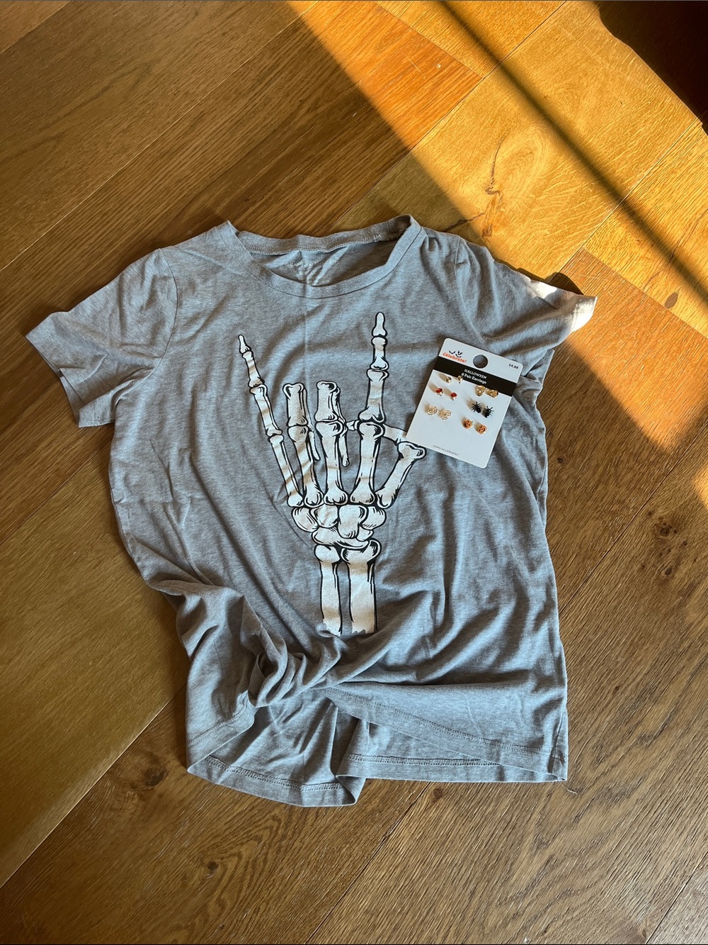 Womens Halloween tee and earrings